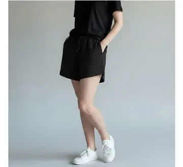 블랙·화이트 톤 반바지와 반팔티 전신 코디 사진