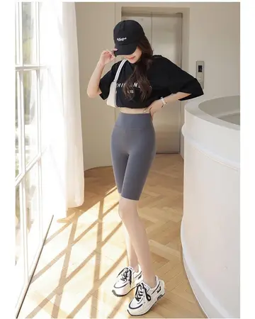 블랙·차콜 톤 레깅스와 반팔티 전신 코디 사진