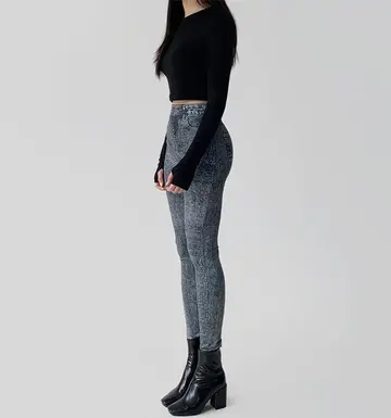 그레이 레깅스와 긴팔티 전신 코디 사진