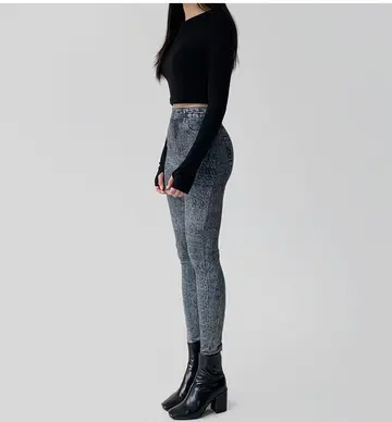 블랙·그레이 톤 레깅스와 긴팔티 전신 코디 사진
