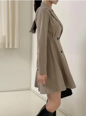 브라운·그레이 톤 오버핏 원피스와 블레이저 전신 코디 사진
