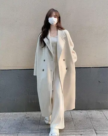 아이보리 오버핏 코트 전신 코디 사진