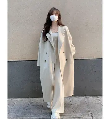 베이지·그레이 톤 코트 전신 코디 사진