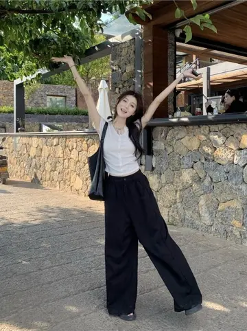 블랙 슬랙스와 나시 전신 코디 사진