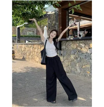 스카이블루·아이보리 톤 슬랙스와 나시 전신 코디 사진