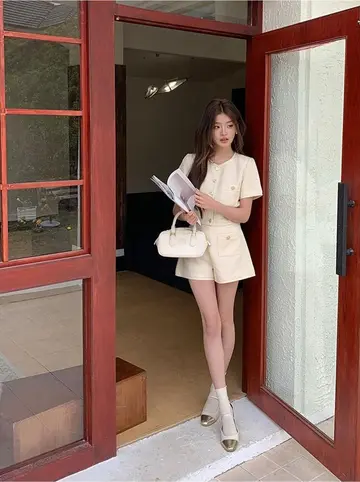크롭티와 아이보리 재킷 전신 코디 사진