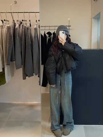 블랙 오버핏 패딩과 청바지 전신 코디 사진