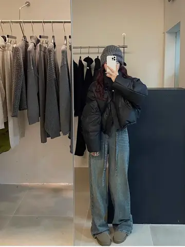 차콜·그레이 톤 패딩과 청바지 전신 코디 사진