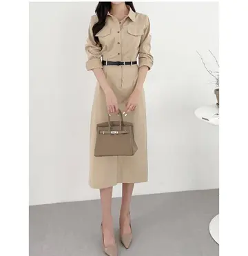베이지·카키 톤 원피스와 트렌치코트 전신 코디 사진