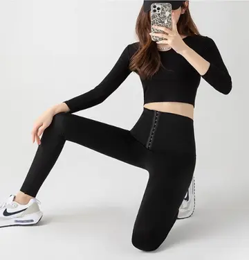 블랙 하이웨스트 레깅스와 블랙 재킷 전신 코디 사진