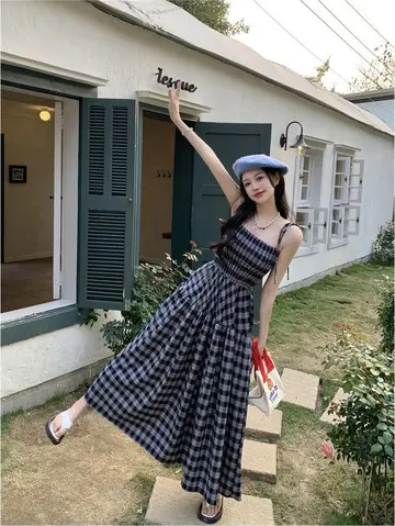 블랙·베이지 톤 체크 롱원피스와 나시 전신 코디 사진