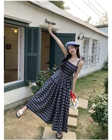 블랙·베이지 톤 체크 롱원피스와 나시 전신 코디 사진