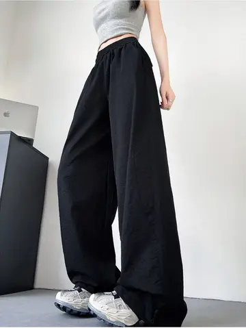 블랙 조거팬츠와 나시 전신 코디 사진
