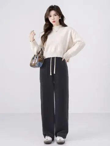 베이지·차콜 톤 오버핏 코듀로이 와이드팬츠와 니트 전신 코디 사진
