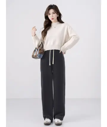 베이지·차콜 톤 코듀로이 와이드팬츠와 니트 전신 코디 사진