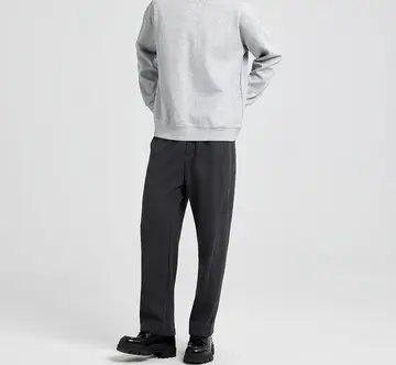 그레이·차콜 톤 맨투맨과 슬랙스 전신 코디 사진