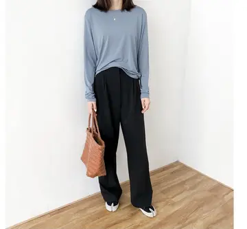 스카이블루 오버핏 긴팔티와 블랙 와이드팬츠 전신 코디 사진