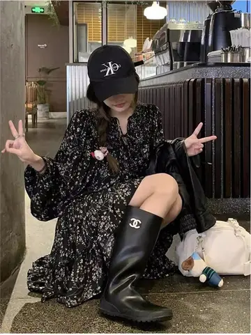 플라워 오버핏 원피스와 블랙 레더자켓 전신 코디 사진