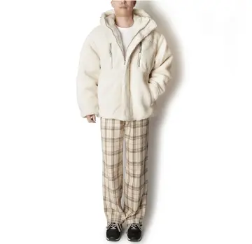 베이지·그레이 톤 플리스와 후드티 전신 코디 사진