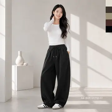 블랙·화이트 톤 와이드팬츠와 긴팔티 전신 코디 사진