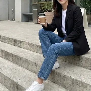 블랙 오버핏 재킷과 반팔티 전신 코디 사진