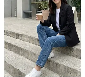 블랙·차콜 톤 재킷과 반팔티 전신 코디 사진