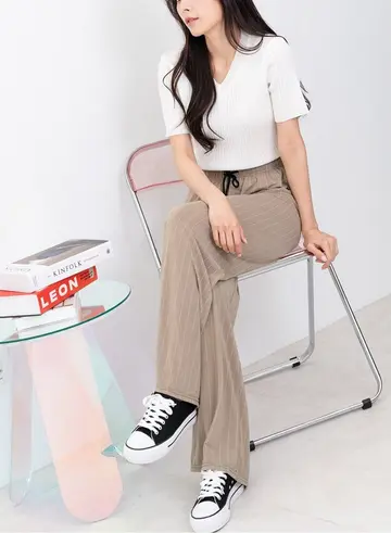 블랙·베이지 톤 와이드 청바지 전신 코디 사진