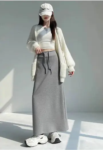 그레이 오버핏 롱스커트와 화이트 가디건 전신 코디 사진