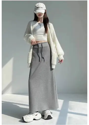 아이보리·그레이 톤 롱스커트와 가디건 전신 코디 사진
