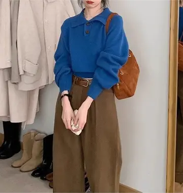 블루 오버핏 니트와 브라운 와이드팬츠 전신 코디 사진