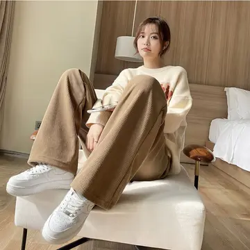 브라운·베이지 톤 와이드팬츠와 가디건 전신 코디 사진