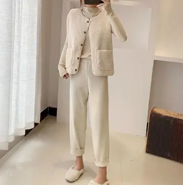 플리스조끼와 베이지 니트 전신 코디 사진