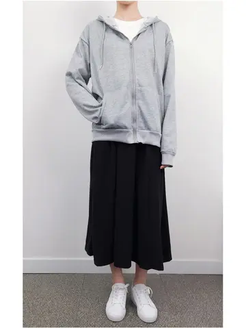 그레이·화이트 톤 후드집업과 후드티 전신 코디 사진