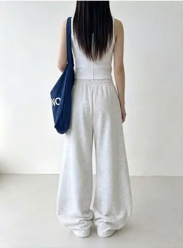 그레이 와이드 조거팬츠와 나시 전신 코디 사진