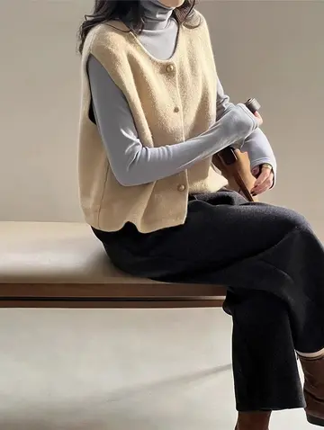베이지·차콜 톤 오버핏 니트조끼와 와이드팬츠 전신 코디 사진
