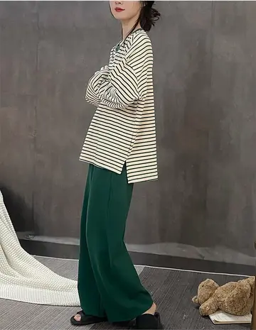 다크그린 오버핏 와이드팬츠와 스트라이프 긴팔티 전신 코디 사진