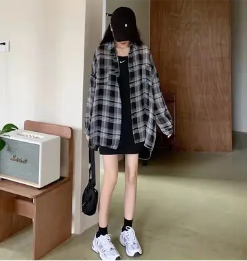그레이·블랙 톤 체크 셔츠와 재킷 전신 코디 사진
