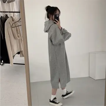 그레이·블랙 톤 오버핏 롱원피스와 후드티 전신 코디 사진