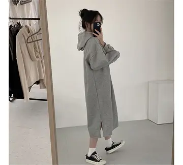 그레이·블랙 톤 롱원피스와 후드티 전신 코디 사진
