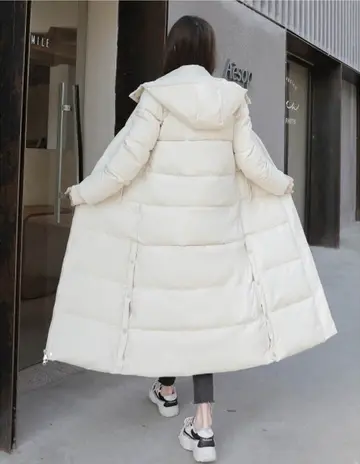 화이트 오버핏 롱패딩과 아이보리 후드티 전신 코디 사진