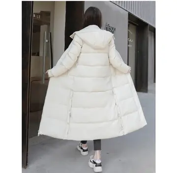 화이트·아이보리 톤 롱패딩과 후드티 전신 코디 사진