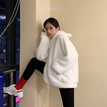 화이트 오버핏 플리스와 레드 레깅스 전신 코디 사진
