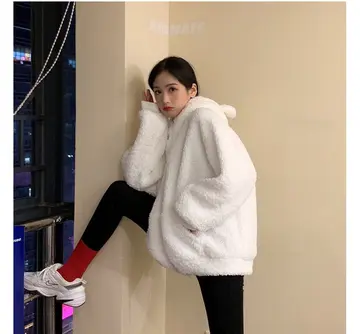 아이보리·블랙 톤 플리스와 레깅스 전신 코디 사진