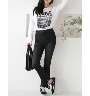 블랙·그레이 톤 부츠컷 청바지와 바람막이 전신 코디 사진