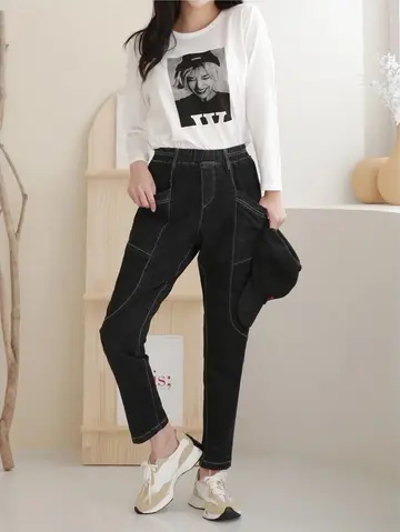 블랙·화이트 톤 오버핏 청바지와 긴팔티 전신 코디 사진