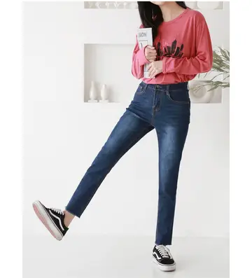 차콜·그레이 톤 레이스 청바지와 긴팔티 전신 코디 사진