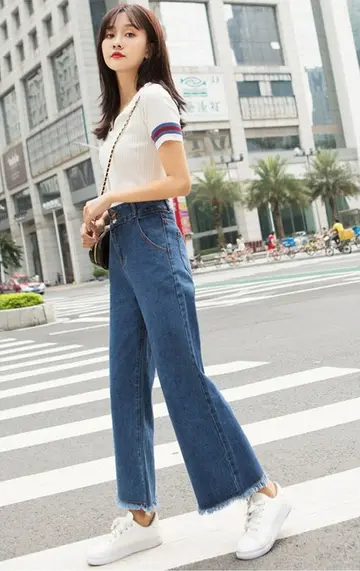 와이드 청바지와 화이트 반팔티 전신 코디 사진
