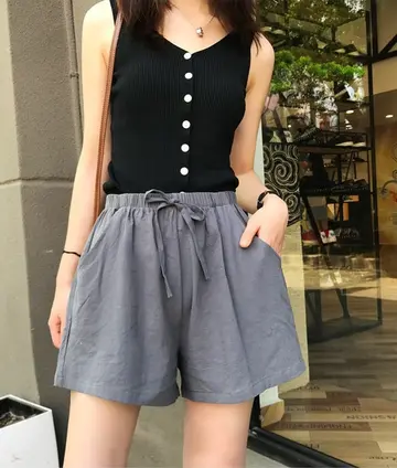 그레이 린넨 반바지와 블랙 나시 전신 코디 사진