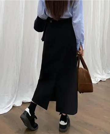 블랙 코듀로이 롱스커트와 블레이저 전신 코디 사진