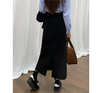 블랙·차콜 톤 코듀로이 롱스커트와 블레이저 전신 코디 사진